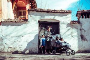 Прегръдката на студа - Портрети от ромския живот (1). Фотограф Дамян Дечев