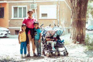 Прегръдката на студа - Портрети от ромския живот (10). Фотограф Дамян Дечев